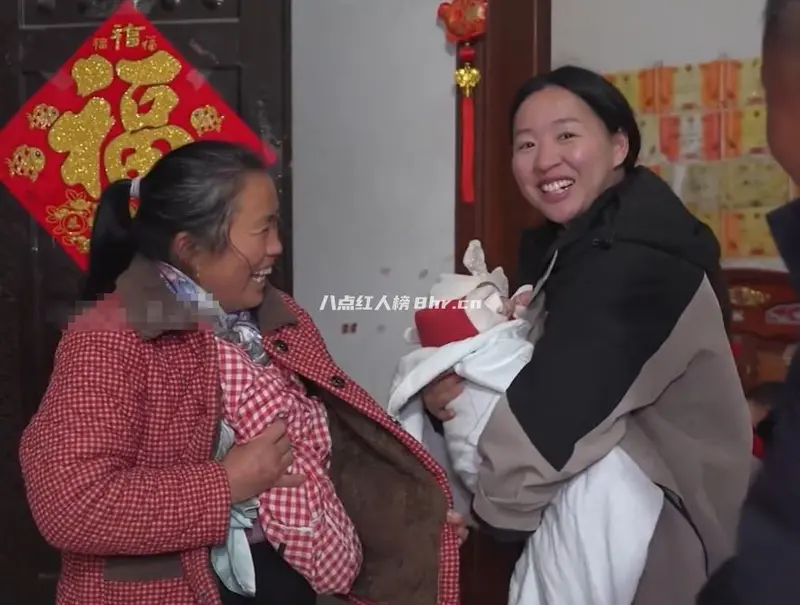 周甜丽资料简介,让人羡慕的幸福一家人