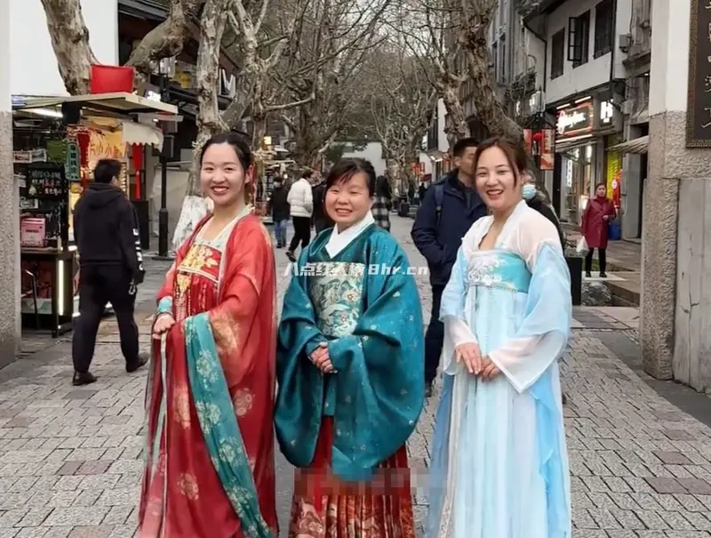 周甜丽资料简介,让人羡慕的幸福一家人