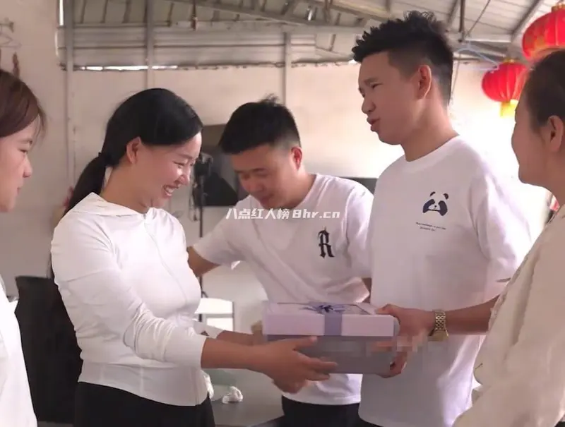 周甜丽资料简介,让人羡慕的幸福一家人