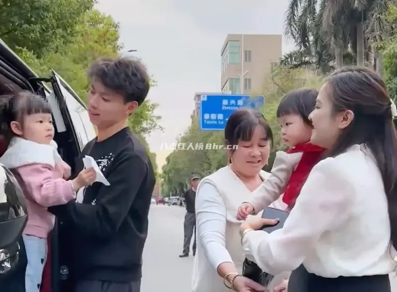 范小琳的幸福生活资料,聘请保姆丽姐