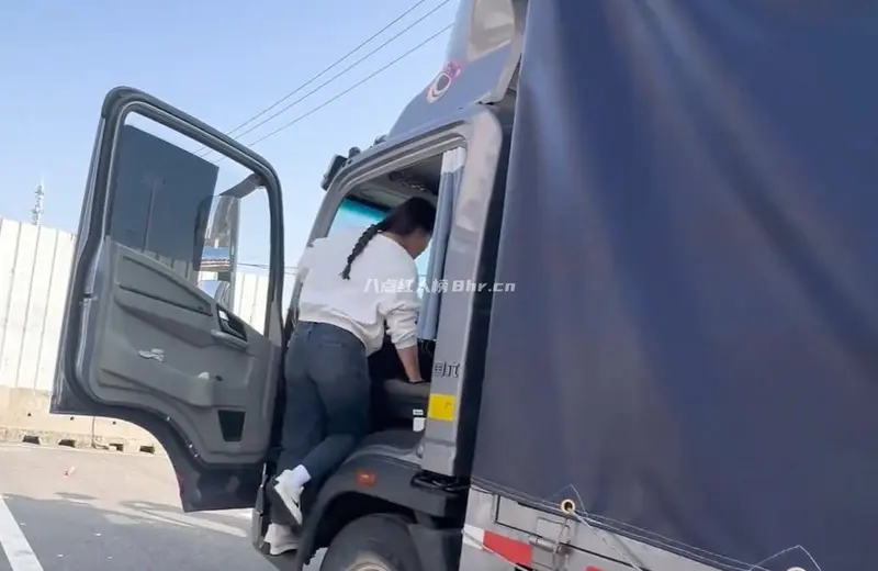 抖音货运小趴菜资料,是真的开卡车吗?