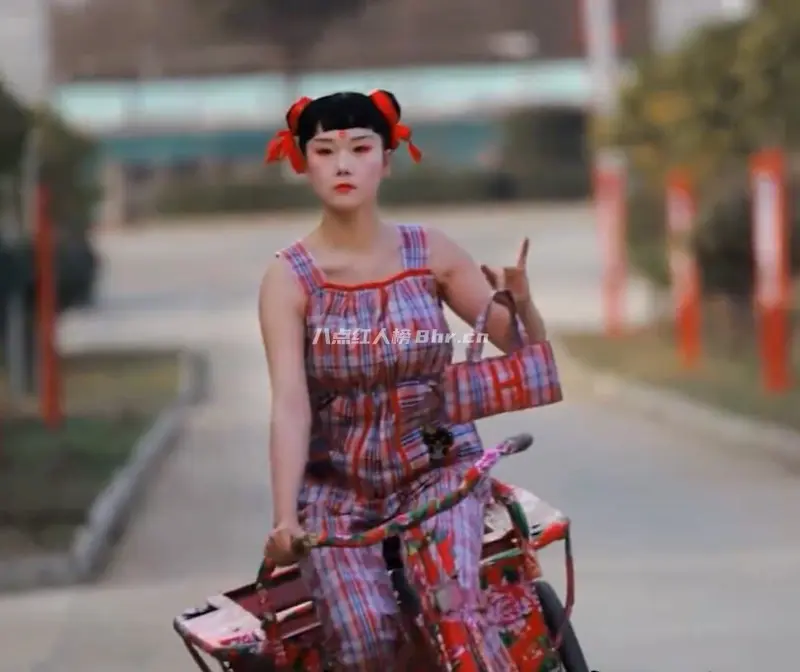 乡间小凡胡孟凡资料,她的时尚三轮秀