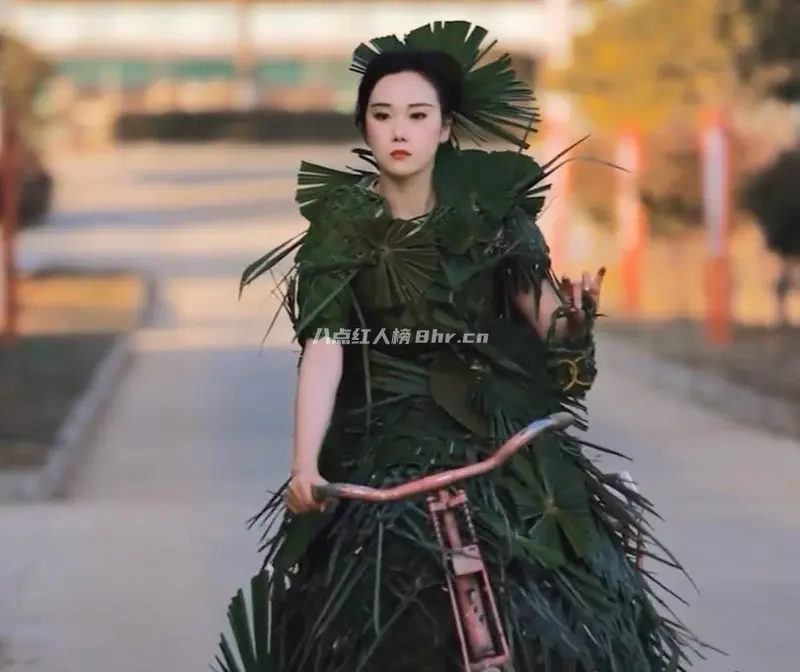 乡间小凡胡孟凡资料,她的时尚三轮秀