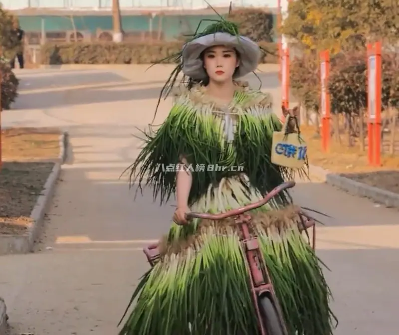 乡间小凡胡孟凡资料,她的时尚三轮秀
