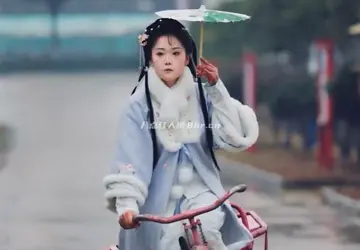 乡间小凡胡孟凡资料,她的时尚三轮秀