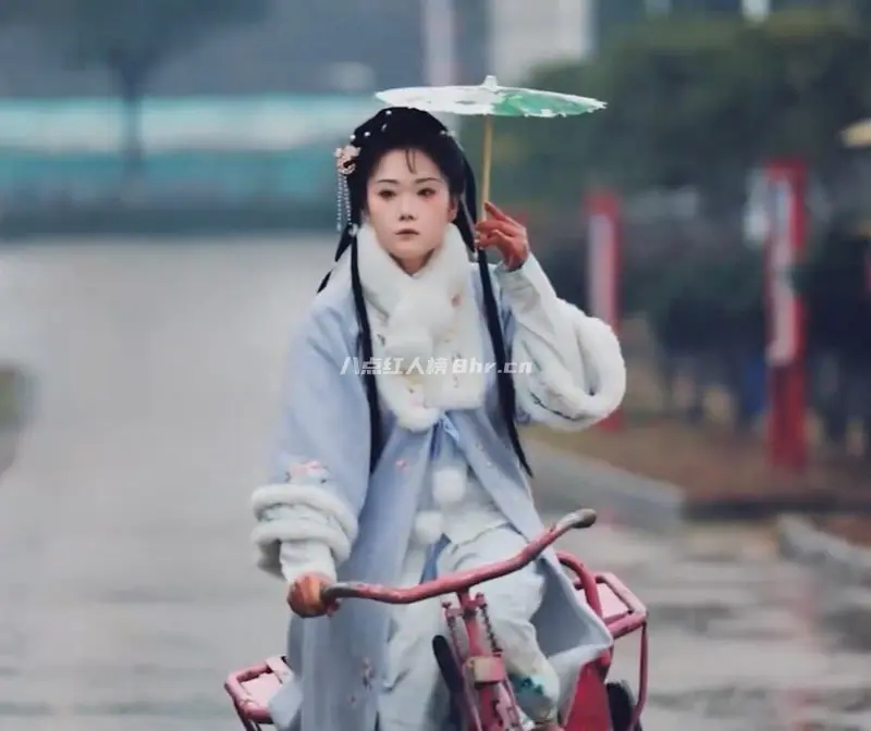 乡间小凡胡孟凡资料,她的时尚三轮秀