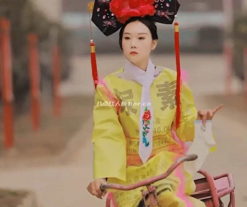 乡间小凡胡孟凡资料,她的时尚三轮秀