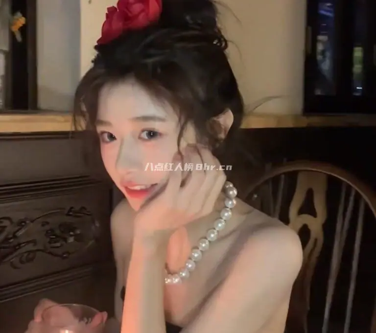 纯欲天花板,网红花碎花个人资料简介