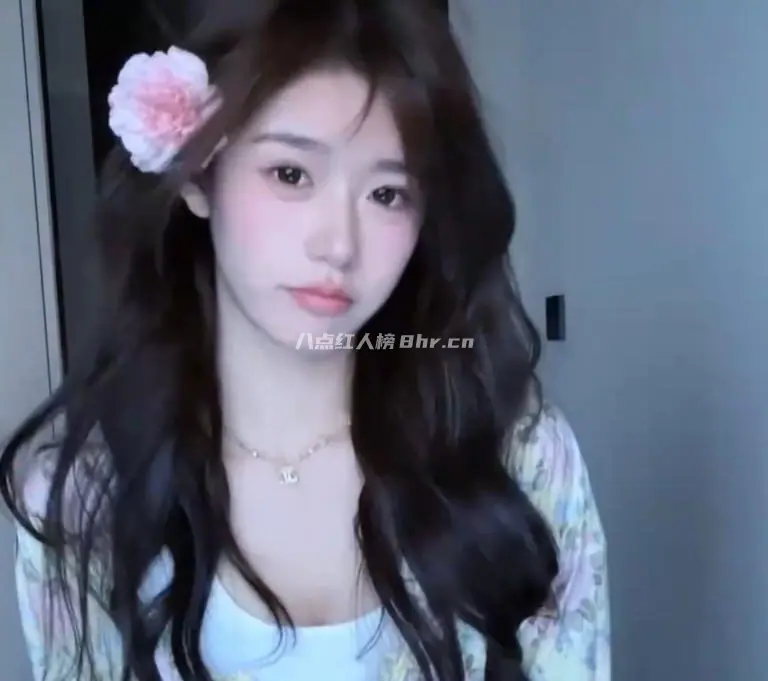 纯欲天花板,网红花碎花个人资料简介