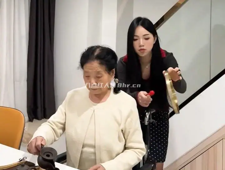 放弃空姐给奶奶当保姆的8号护工资料