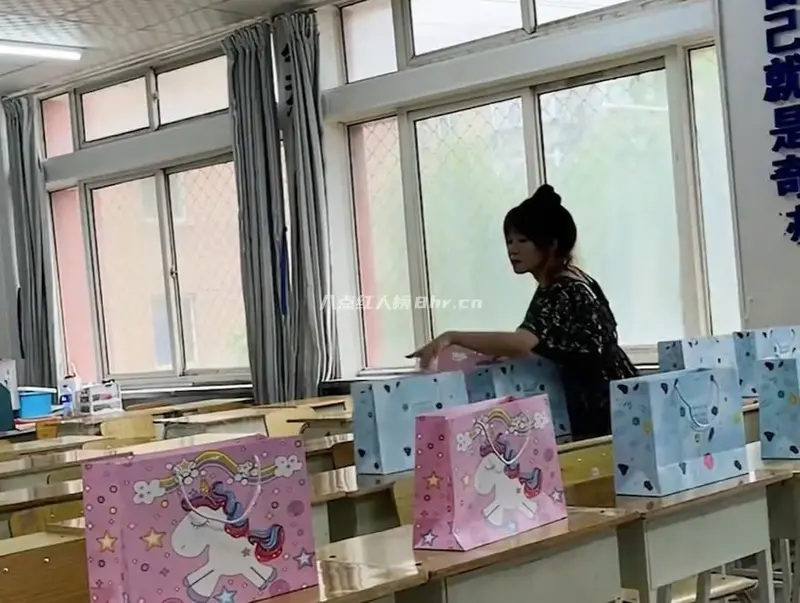 教书拍短视频走红的小贾老师资料