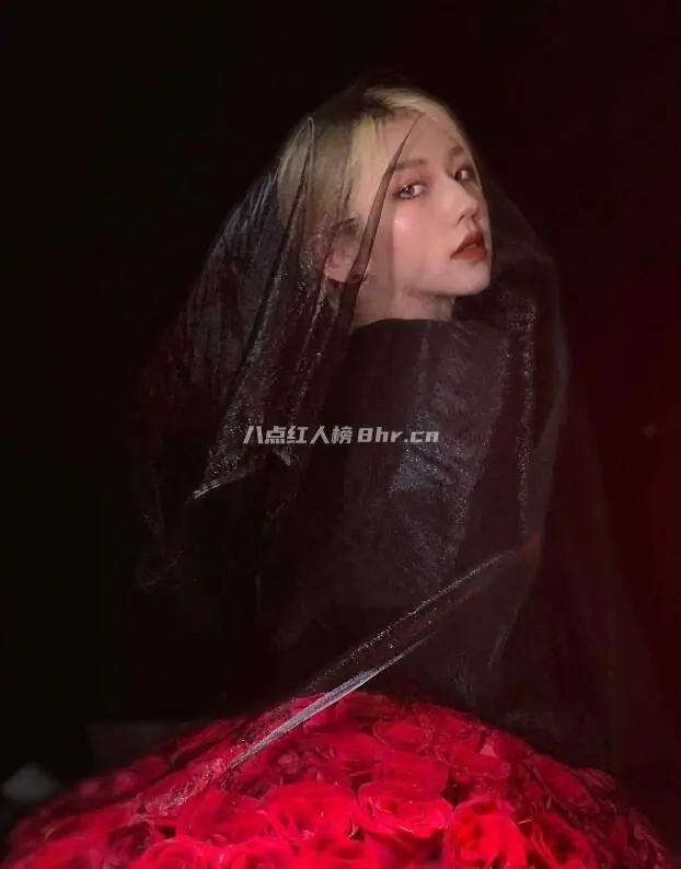 抖音网红天才小火龙早期写真照片