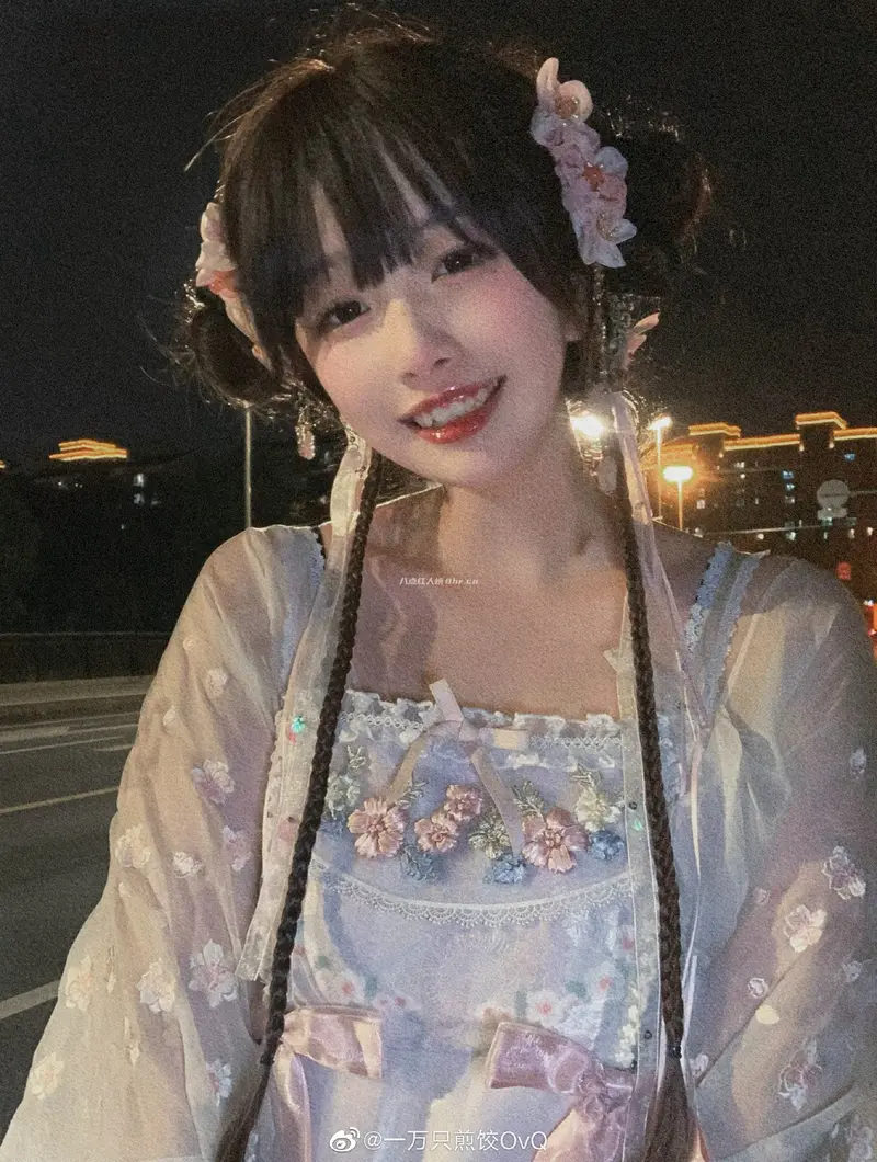 “一万只煎饺”美美的嫦娥自拍照