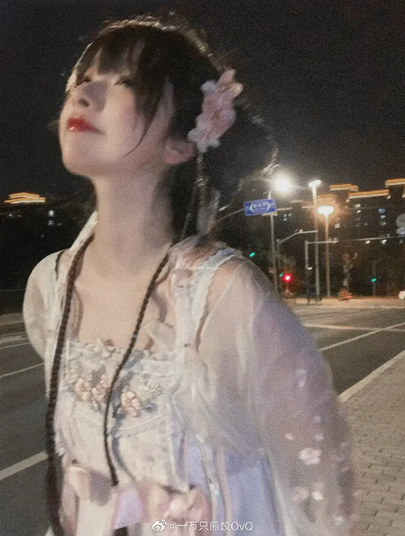 “一万只煎饺”美美的嫦娥自拍照