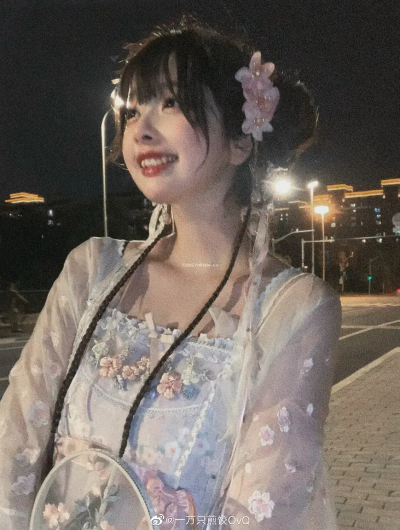 “一万只煎饺”美美的嫦娥自拍照