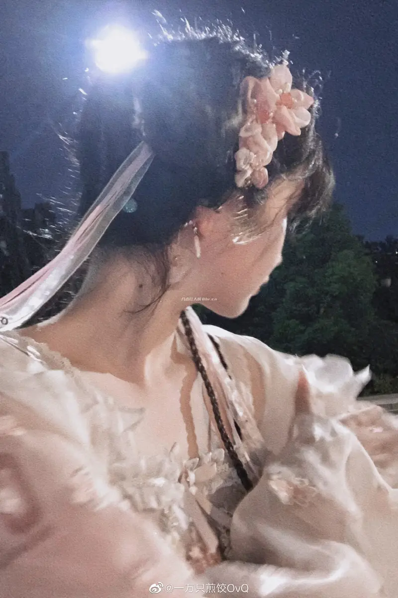 “一万只煎饺”美美的嫦娥自拍照