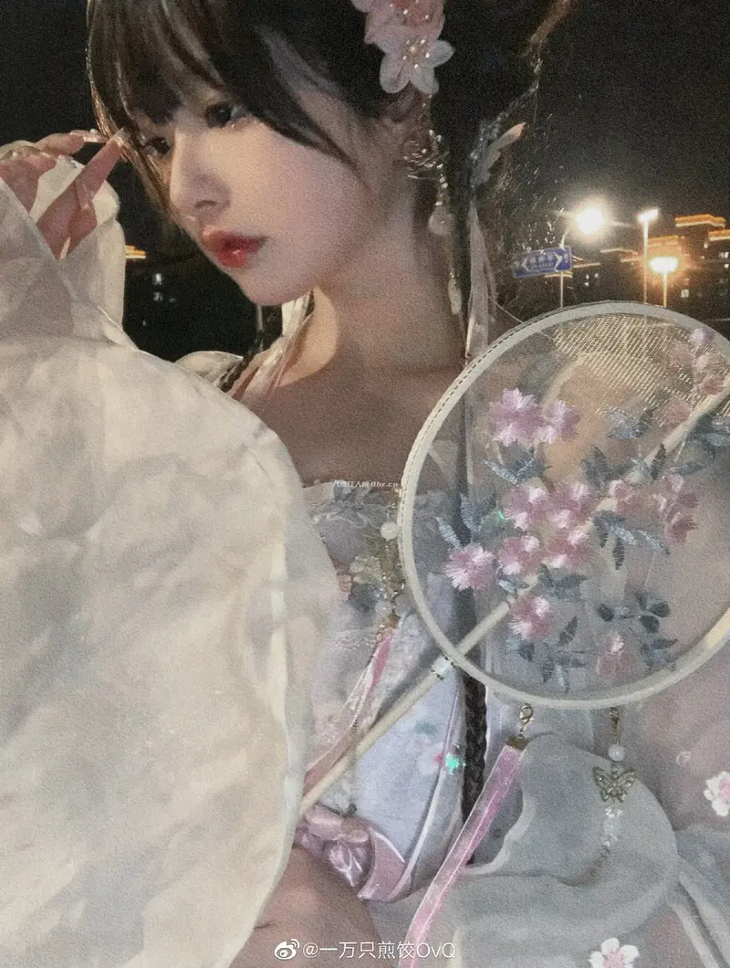 “一万只煎饺”美美的嫦娥自拍照