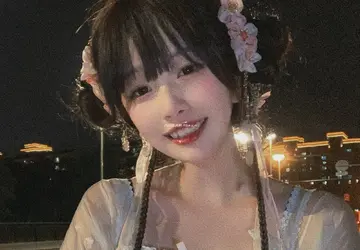 “一万只煎饺”美美的嫦娥自拍照