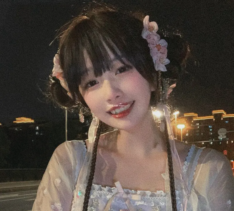 “一万只煎饺”美美的嫦娥自拍照