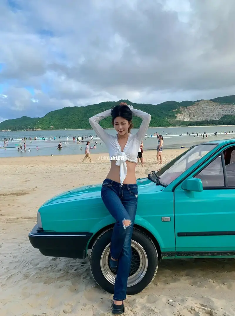 旅拍模特林可怡复古穿搭落日飞车写真