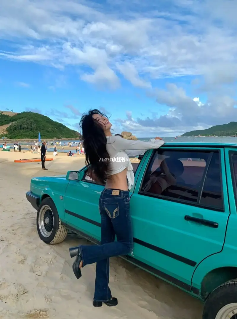 旅拍模特林可怡复古穿搭落日飞车写真