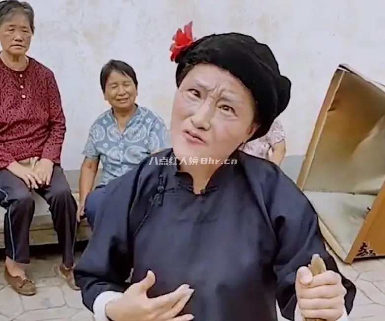 模仿老太太的逗乐小赵个人资料与简介