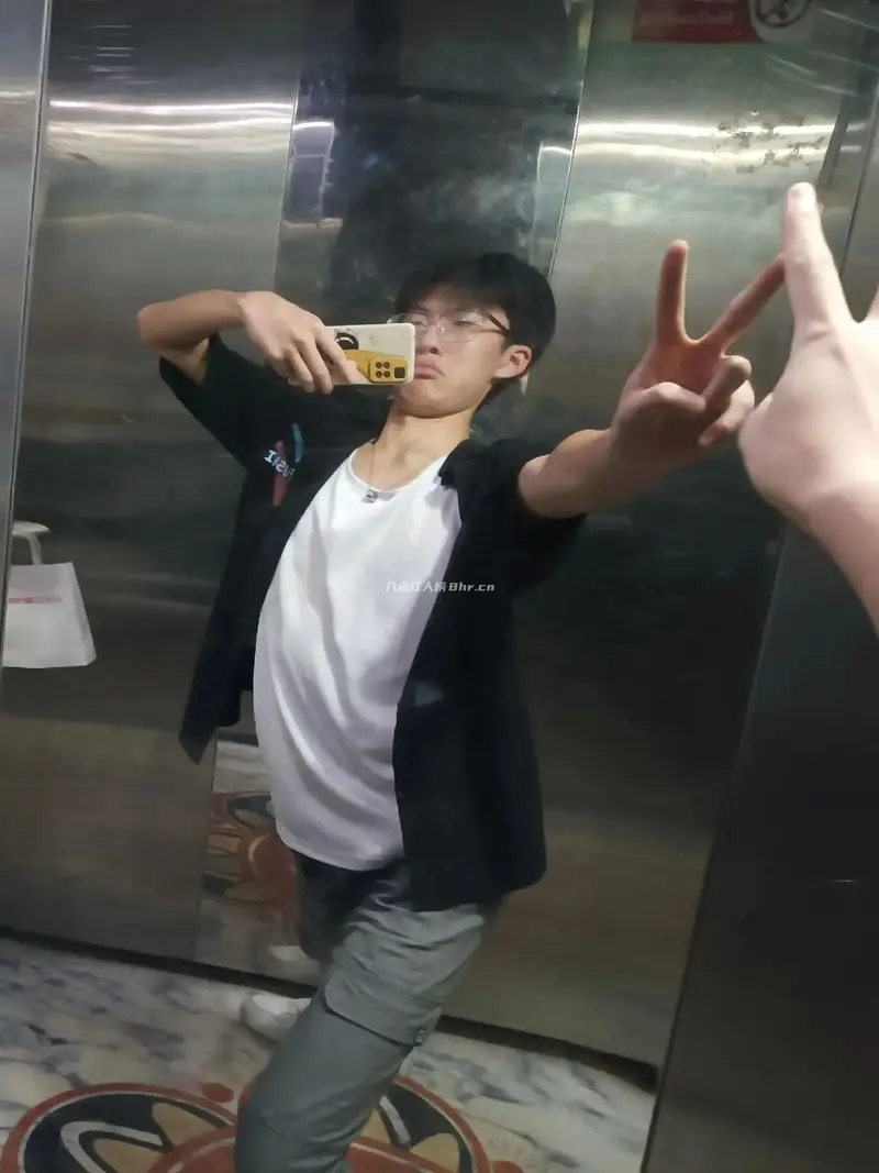 弹钢琴之好臭的人资料简介