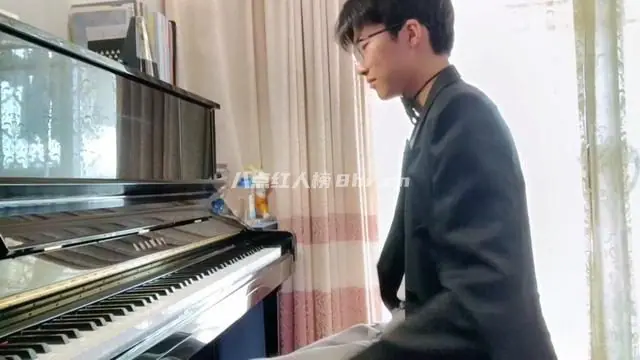 弹钢琴之好臭的人资料简介