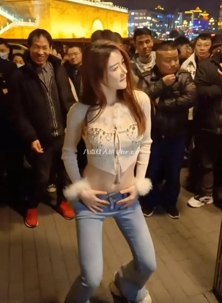 户外女主播罗玉姬子路人视角照片