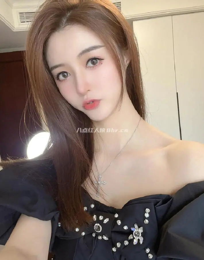 户外女主播罗玉姬子路人视角照片