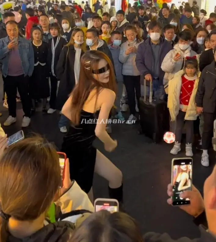 户外女主播罗玉姬子路人视角照片