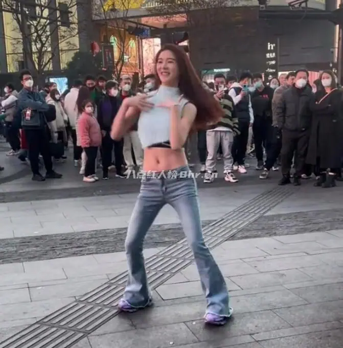 户外女主播罗玉姬子路人视角照片