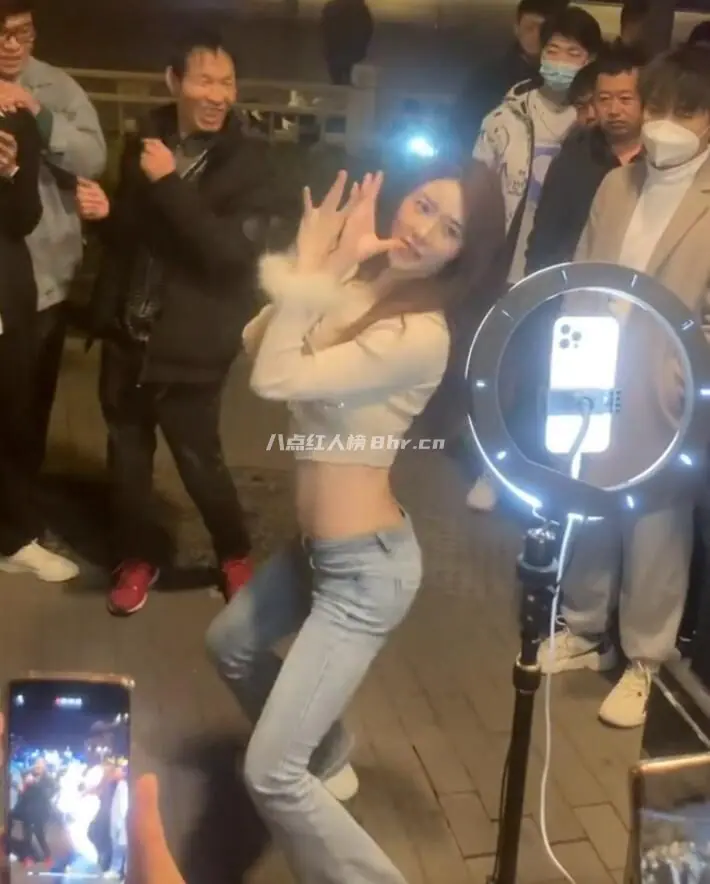 户外女主播罗玉姬子路人视角照片