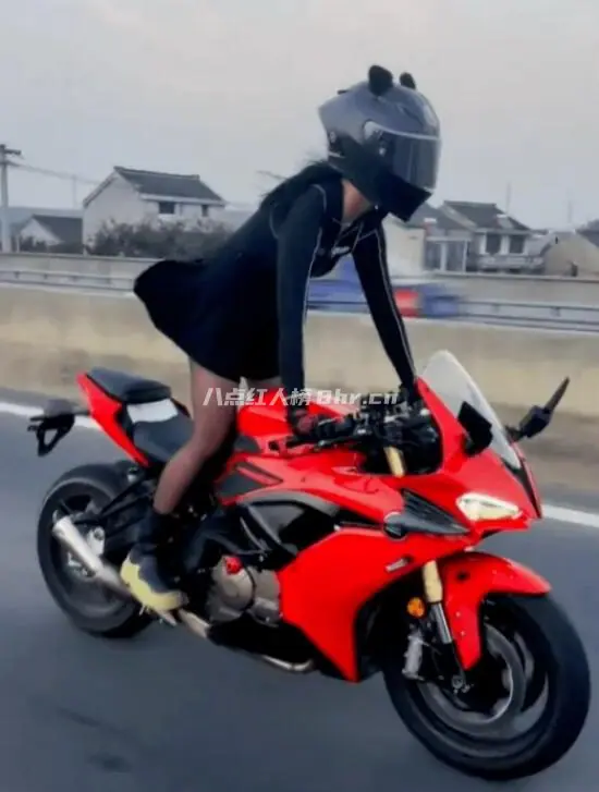 女网红掌握流量密码提高人气