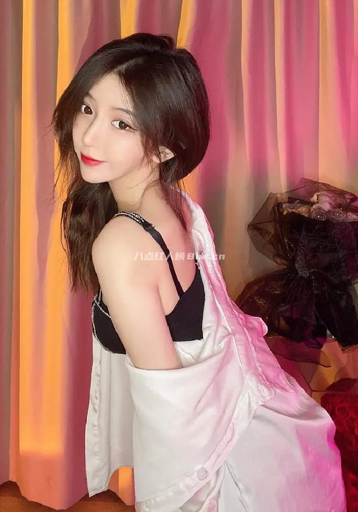 女主播呆妹儿小霸王生活照片