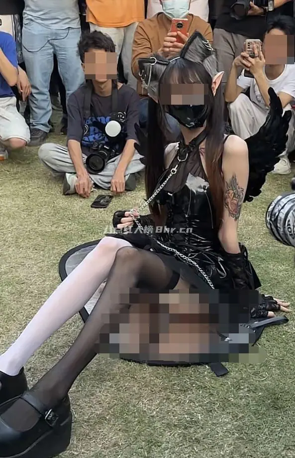 Coser利用反光板成为流量密码