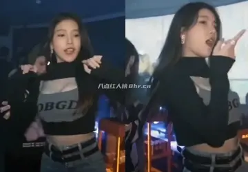女主播萌七也在酒吧跳舞