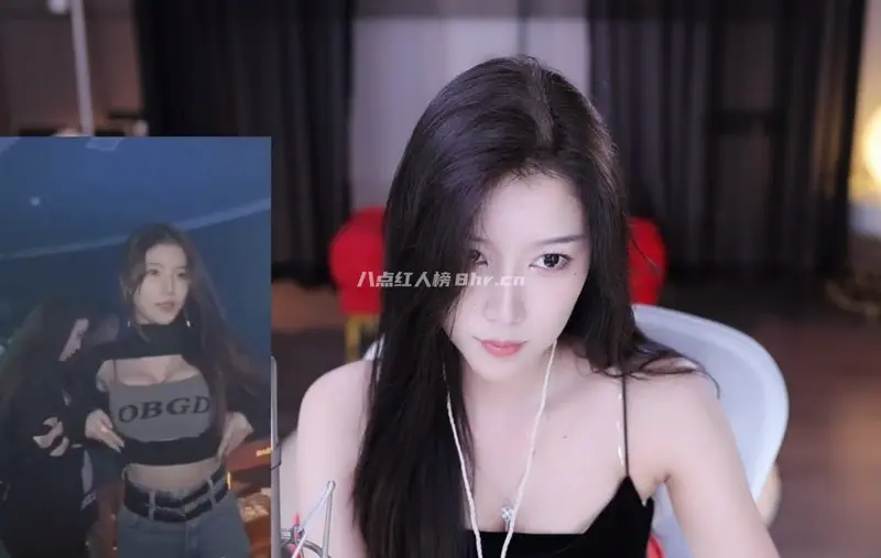 女主播萌七也在酒吧跳舞