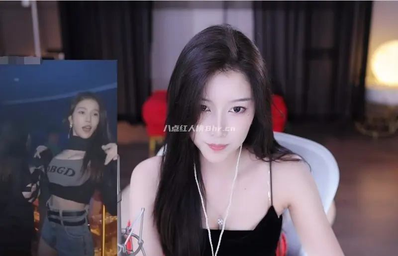 女主播萌七也在酒吧跳舞