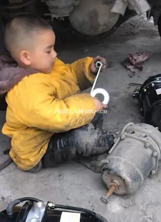 网红小孩哥四岁就会修车