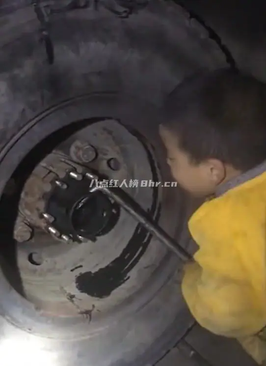 网红小孩哥四岁就会修车