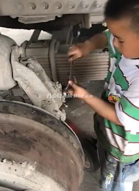 网红小孩哥四岁就会修车