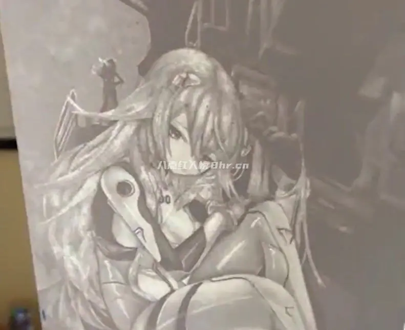 用刀在纸上作画的阿姨