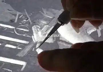 用刀在纸上作画的阿姨