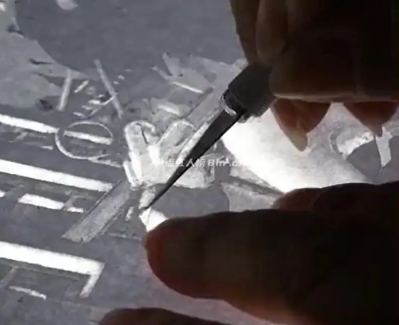 用刀在纸上作画的阿姨