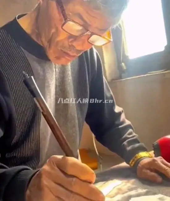 残疾的农村老人通过自学绘画走红网络