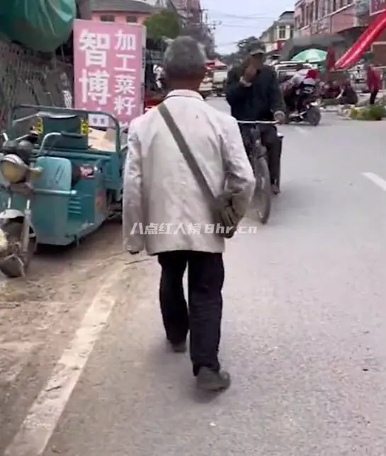 残疾的农村老人通过自学绘画走红网络