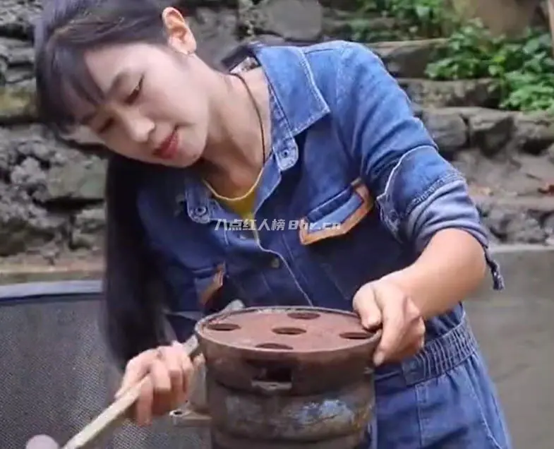 农村姑娘林果儿修电机走红网络