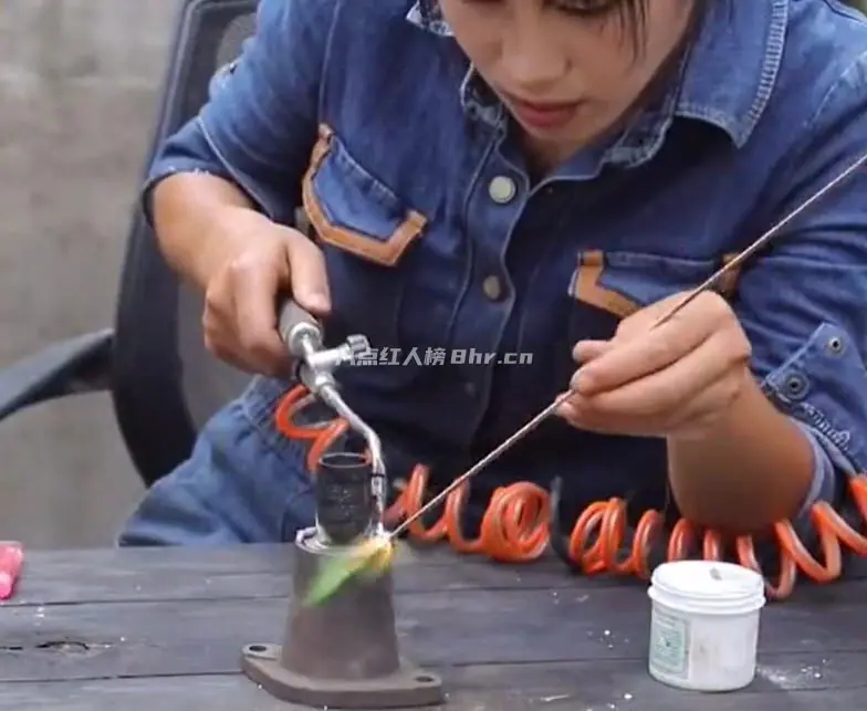 农村姑娘林果儿修电机走红网络