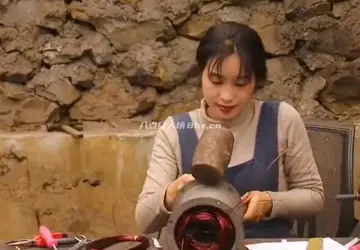 农村姑娘林果儿修电机走红网络